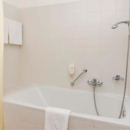 In With Swimming Pool אומאג